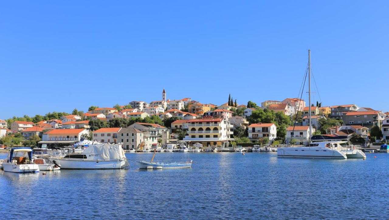Apartments By The Sea Seget Vranjica, Trogir - 13771 Buitenkant foto