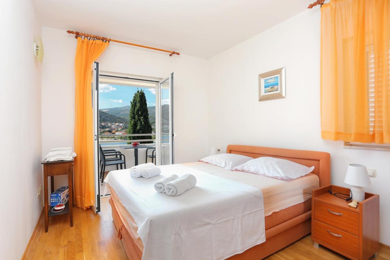 Apartments By The Sea Seget Vranjica, Trogir - 13771 Buitenkant foto